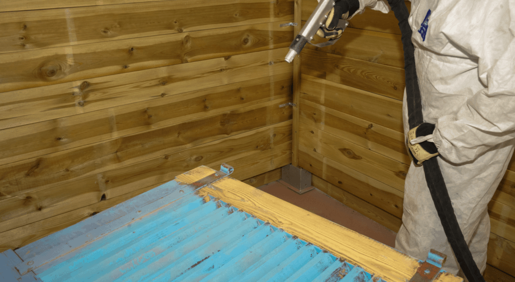 décapage de volets en bois par aérogommage dans notre atelier à Nice alpes maritimes
